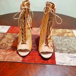 Giannini Bini Lace Up Bootie; Size 6; Mauve in color.